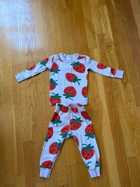 Hanna Andersson Strawberry 🍓 pajamas 2T Organic Cotton